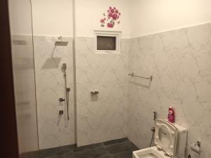 Ένα μπάνιο στο CrossWay Inn Thalawathugoda