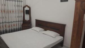 Ένα ή περισσότερα κρεβάτια σε δωμάτιο στο CrossWay Inn Thalawathugoda