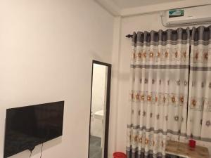 Μια τηλεόραση ή/και κέντρο ψυχαγωγίας στο CrossWay Inn Thalawathugoda +14 φωτογραφίες