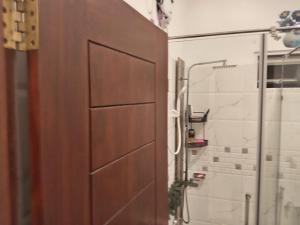 Koupelna v ubytování CrossWay Inn Thalawathugoda + 43 fotografií