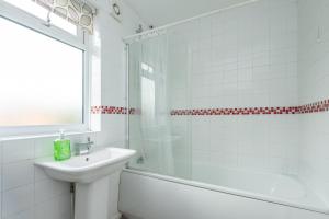 Ένα μπάνιο στο Serene 5BR - A Cozy Home Away From Home