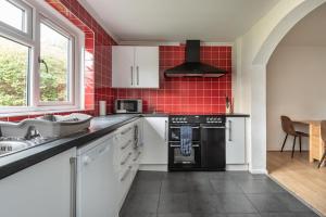 Η κουζίνα ή μικρή κουζίνα στο Serene 5BR - A Cozy Home Away From Home +16 φωτογραφίες