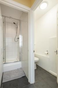 Ένα μπάνιο στο Serene 5BR - A Cozy Home Away From Home