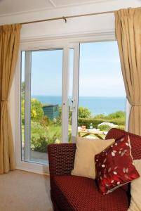 un salon avec un canapé et une grande fenêtre dans l'établissement Seascape, à New Quay