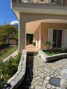 Το κτήριο όπου στεγάζεται  η παραθεριστική κατοικία