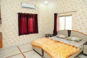 une chambre avec un lit et une fenêtre dans l'établissement Eagle farmstay, à Pushkar