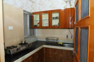 - une cuisine avec des placards en bois et une cuisinière dans l'établissement Eagle farmstay, à Pushkar