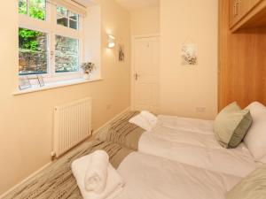 ein Schlafzimmer mit zwei Betten und einem Fenster in der Unterkunft Haven Heights in Martinhoe