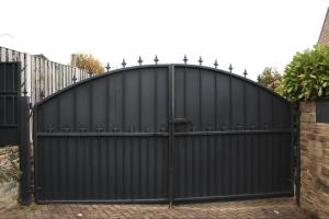 un portail noir avec des pointes en haut dans l'établissement Home in West Yorkshire with driveway and 3 double bedrooms - sleeps 6!, à Thornhill