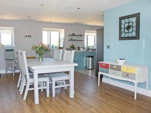 バーナード・キャッスルにあるPasture Viewのテーブルと椅子のあるキッチンとダイニングルーム