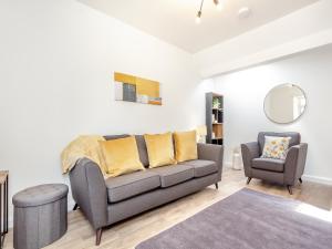 ein Wohnzimmer mit einer Couch und einem Sessel in der Unterkunft Dove Cottage in Inverness