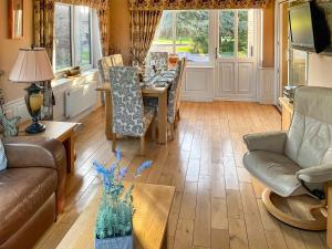 Una sala de estar con una mesa y sillas y un sofá. en The Hawthorns, en Ottringham
