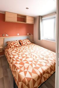 a bedroom with a large bed in a room at Mobil-home 565 tout confort camping SIBLU 4 étoiles in Gastes