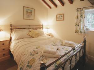 ein Schlafzimmer mit einem großen Bett in einem Zimmer in der Unterkunft Granary Cottage - E5626 in Wainfleet All Saints