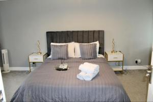 une chambre avec un lit avec deux serviettes dessus dans l'établissement Home in West Yorkshire with driveway and 3 double bedrooms - sleeps 6!, à Thornhill 51 autres photos