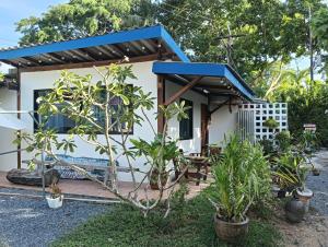 une petite maison avec un toit bleu dans l'établissement Lanta bluewave Bungkalow, à Phra Ae beach