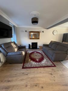 Khu vực ghế ngồi tại Charlie Óg's Bridge House