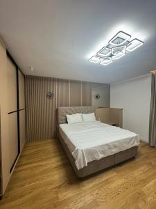 En eller flere senge i et værelse på KNIGHT Villa + 24 billeder