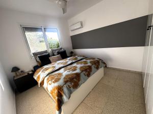 une chambre avec un lit et une fenêtre dans l'établissement Coral Bay Star - Direct sea location, à Peyia