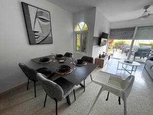 - un salon avec une table à manger et des chaises dans l'établissement Coral Bay Star - Direct sea location, à Peyia