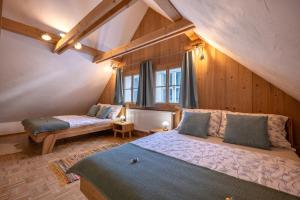 Ένα ή περισσότερα κρεβάτια σε δωμάτιο στο Chalupa Bocza