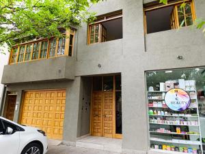 a building with a pharmacy sign in front of it at Amplio departamento en pleno centro con cochera privada in San Rafael