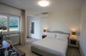 ペッテナスコにあるCalathea B&Bの白いベッドと窓のある寝室 +28枚の写真