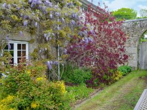 a garden with flowers on the side of a building at Manor House in Uny Lelant