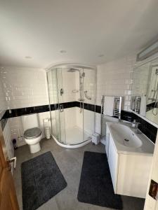 Phòng tắm tại Charlie Óg's Bridge House +18 ảnh