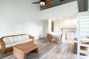 Χώρος καθιστικού στο Kuilima West 101 condo