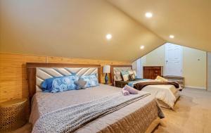 um quarto com duas camas com um gato sentado nele em Lake Area 6BR Pet friendly home in Poconos - Your Pocono Retreat em Thornhurst