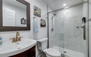 um banheiro com chuveiro, vaso sanitário e pia em Lake Area 6BR Pet friendly home in Poconos - Your Pocono Retreat em Thornhurst mais 59 fotografias