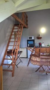 a wooden staircase in a room with a desk at Appartement agréable à Capesterre - 32 m² avec jardin privatif in Rabi