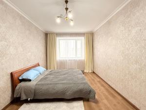 une chambre avec un lit et une fenêtre dans l'établissement Keruen shopping mall, Abu Dhabi Plaza shopping mall, Baiterek, à Astana