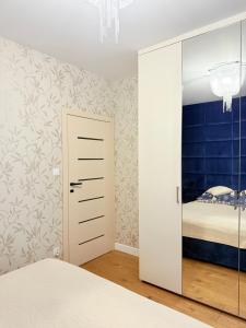 克拉科夫Prywatny apartament przy ulicy Francesco Nullo的一间卧室，里面有一张床和一扇推拉玻璃门 更多30张照片