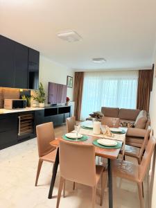 克拉科夫Prywatny apartament przy ulicy Francesco Nullo的厨房兼餐厅，配有桌椅