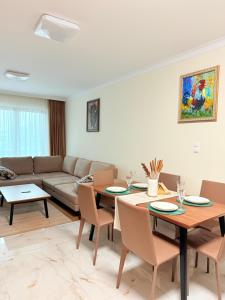 克拉科夫Prywatny apartament przy ulicy Francesco Nullo的客厅里有一张桌子和一张沙发