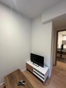 TV a/nebo společenská místnost v ubytování Le Chapelier