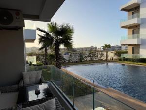 Bazén v ubytování Superbe appartement 120 mc, Plage à pieds, 3 piscines & calme garanti - Sidi Rahal Plage nebo v jeho okolí