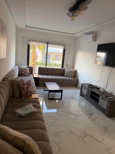 Posezení v ubytování Superbe appartement 120 mc, Plage à pieds, 3 piscines & calme garanti - Sidi Rahal Plage