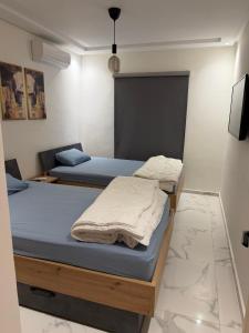 Postel nebo postele na pokoji v ubytování Superbe appartement 120 mc, Plage à pieds, 3 piscines & calme garanti - Sidi Rahal Plage + 21 fotografií