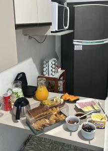 a kitchen counter with food and drinks on it at Casa Familiar Da Nise in São Gabriel