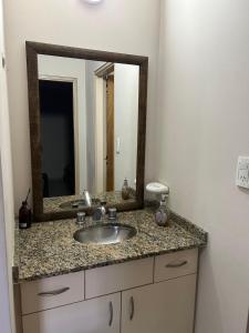 ein Badezimmer mit Waschbecken und Spiegel in der Unterkunft Dptos NUEVOCENTRO 2 in Cordoba