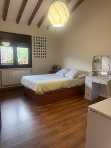 a bedroom with a bed and a desk in a room at Casa de campo La siberia 