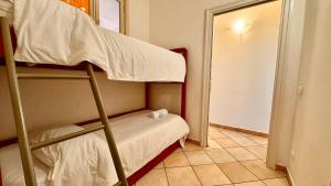 Postel nebo postele na pokoji v ubytování [2 passi dal mare di Alassio] Ampio trilocale + 18 fotografií