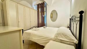 Postel nebo postele na pokoji v ubytování [2 passi dal mare di Alassio] Ampio trilocale