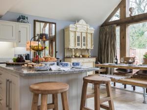 - une cuisine avec un comptoir avec de la nourriture dans l'établissement Lily Pad Lodge, à Donington on Bain