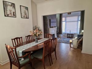 een eetkamer en woonkamer met een tafel en stoelen bij Relaxing House in Hull +28 foto's