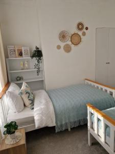 een kleine slaapkamer met een bed en een wieg bij Relaxing House in Hull