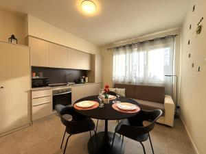 Kuchyň nebo kuchyňský kout v ubytování Bright studio apartment near ChorusLife and downtown